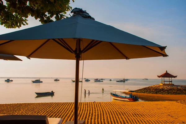 バリのボートと朝の明け方に、インドネシア ・ バリ島サヌール ビーチのパビリオン. — ストック写真