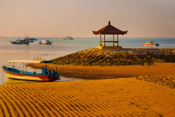 Barcos balineses e pavilhão na praia de Sanur pela manhã ao amanhecer, Bali, Indonésia . — Fotografia de Stock