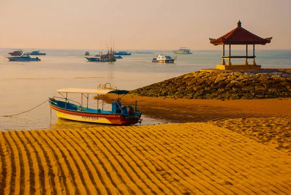Barcos balineses e pavilhão na praia de Sanur pela manhã ao amanhecer, Bali, Indonésia . — Fotografia de Stock