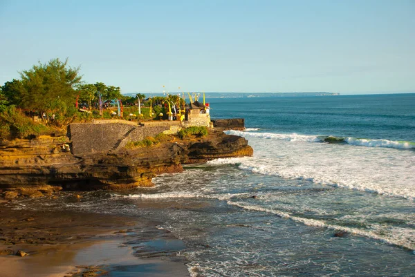 Tanah Lot tempio dell'acqua a Bali. Indonesia paesaggio naturale . — Foto Stock