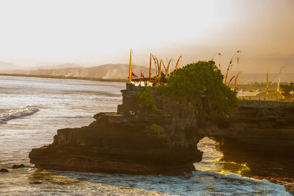 Tanah Lot tempio dell'acqua a Bali. Indonesia paesaggio naturale. Tramonto — Foto Stock