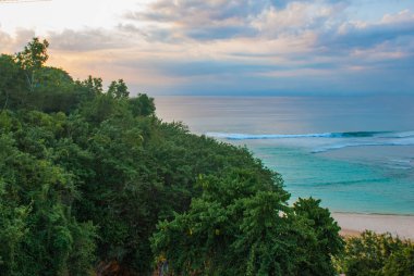 Güzel bir Pabang Pabang plaj, gün batımından önce yukarıdan görünüm. Bali, Endonezya. Yemek, dua, Julia Roberts seviyorum.