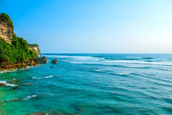View of the cliffs and the sea in Bali. Indonesia. Uluwatu, Pantai Suluban. — Stock Photo, Image