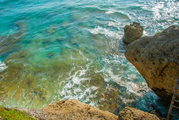View of the cliffs and the sea in Bali. Indonesia. Uluwatu, Pantai Suluban. — Stock Photo, Image