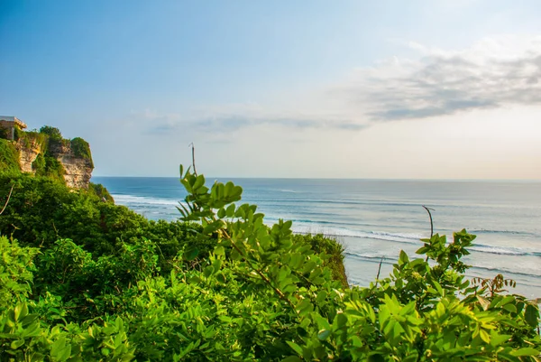 Vista sulle scogliere e sul mare di Bali. Indonesia. Uluwatu, Pantai Suluban . — Foto Stock