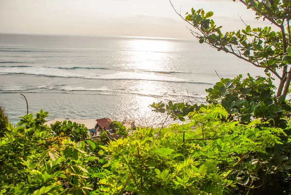 Bovenaanzicht van de zee in Bali. Indonesië. Uluwatu, Pantai Suluban. — Stockfoto