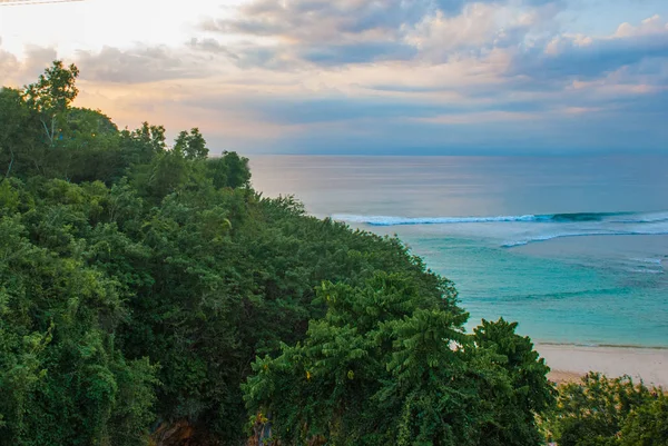 Schöner Pabang Pabang Strand, Blick von oben kurz vor Sonnenuntergang. bali, indonesien. essen, beten, julia roberts lieben. — Stockfoto
