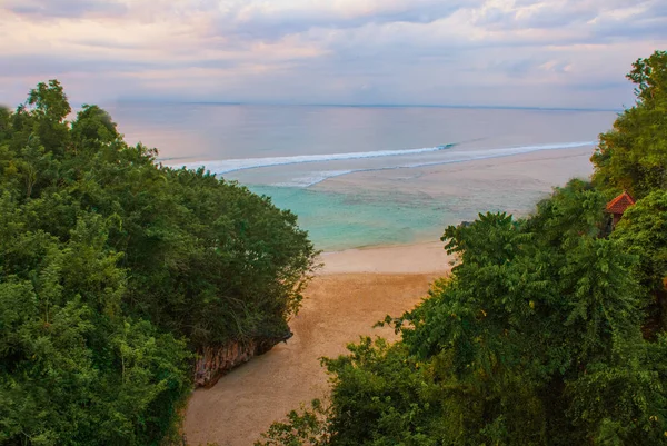 Hermosa playa de Pabang Pabang, vista desde arriba justo antes del atardecer. Bali, Indonesia. Come, reza, ama a Julia Roberts . —  Fotos de Stock