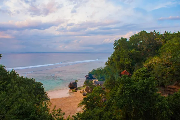 Bella spiaggia di Pabang Pabang, vista dall'alto poco prima del tramonto. Bali, Indonesia. Mangia, prega, ama Julia Roberts . — Foto Stock
