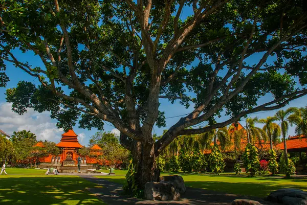 Beau bâtiment balinais avec fontaine et sculpteur jouant de la flûte. Tanjung Benoa. Nusa Dua, Bali — Photo