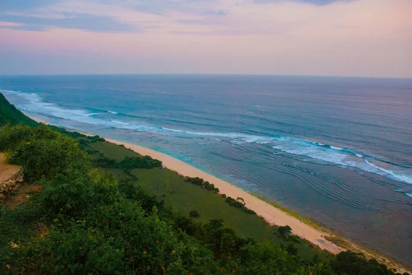 아름 다운 해변, 일몰 동안 바다의 보기. 울 루와 뚜입니다. 발리, 인도네시아. — 스톡 사진