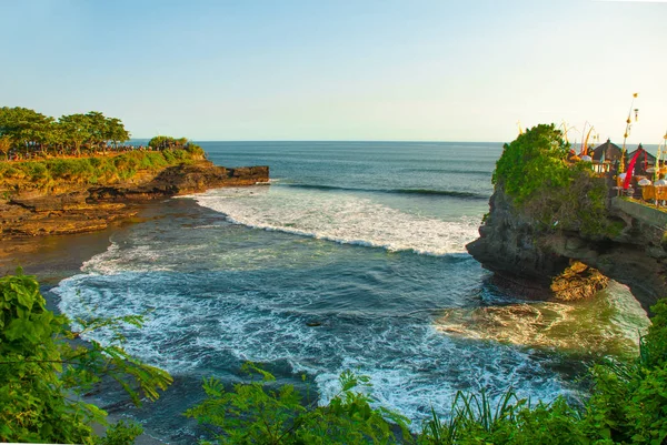 Tanah Lot water temple in Bali. Indonesia nature landscape. — Stock Photo, Image