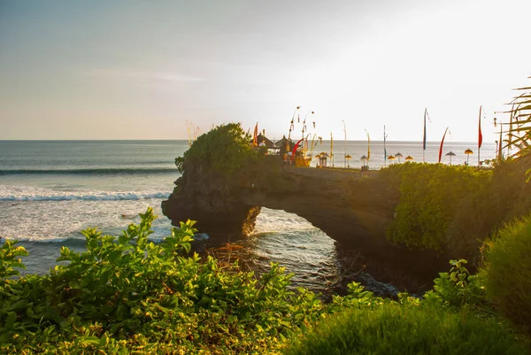 Tanah Lot tempio dell'acqua a Bali. Indonesia paesaggio naturale . — Foto Stock
