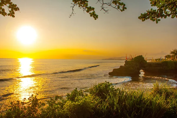 Tanah Lot temple de l'eau à Bali. Indonésie paysage naturel. Coucher de soleil — Photo