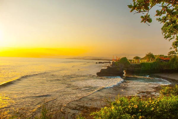 Tanah Lot water temple in Bali. Indonesia nature landscape. Sunset — Stock Photo, Image