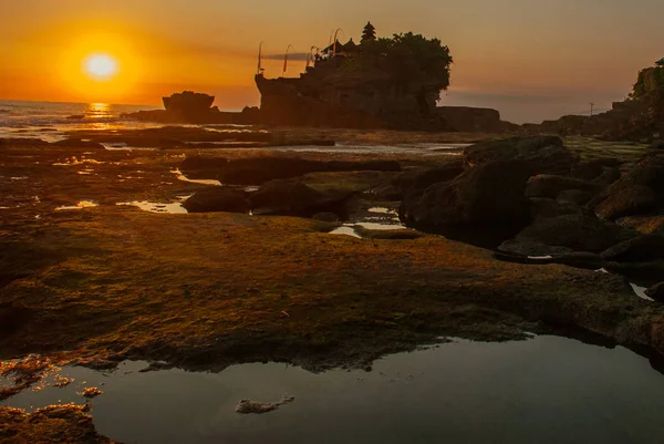 Tanah Lot vatten tempel på Bali. Indonesien natur landskap. Solnedgång — Stockfoto