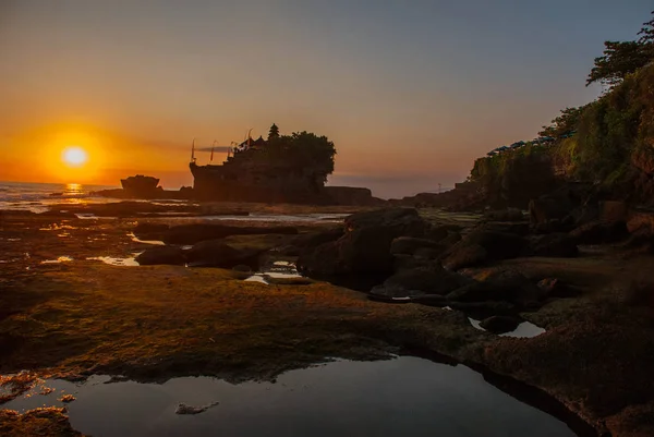 Tanah Lot templo de água em Bali. Indonésia paisagem natural. Pôr do sol — Fotografia de Stock