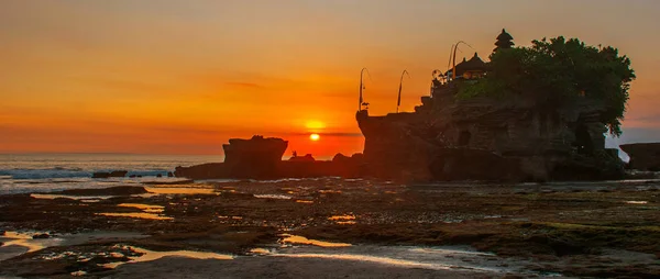 Tanah Lot templo de água em Bali. Indonésia paisagem natural. Pôr do sol — Fotografia de Stock