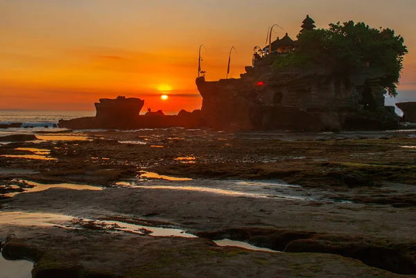 Tanah Lot tempio dell'acqua a Bali. Indonesia paesaggio naturale. Tramonto — Foto Stock