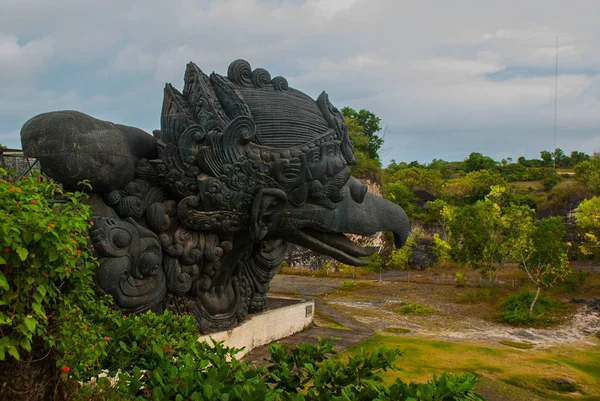 Estatua de Garuda. Parque Cultural Garuda Wisnu Kencana. ¡Bali! Países Bajos . — Foto de Stock