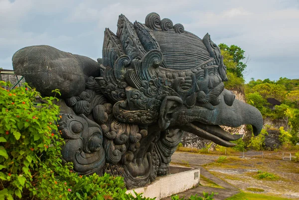 Estatua de Garuda. Parque Cultural Garuda Wisnu Kencana. ¡Bali! Países Bajos . — Foto de Stock
