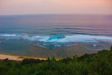 Güzel plaj, deniz günbatımı sırasında görünümü. Uluwatu. Bali, Endonezya.