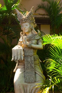 Güzel kadın heykel taştan yapılmış. Bali, Endonezya.