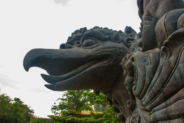 Garuda szobor. Garuda Wisnu Kencana kulturális Park. Bali. Indonézia. — Stock Fotó