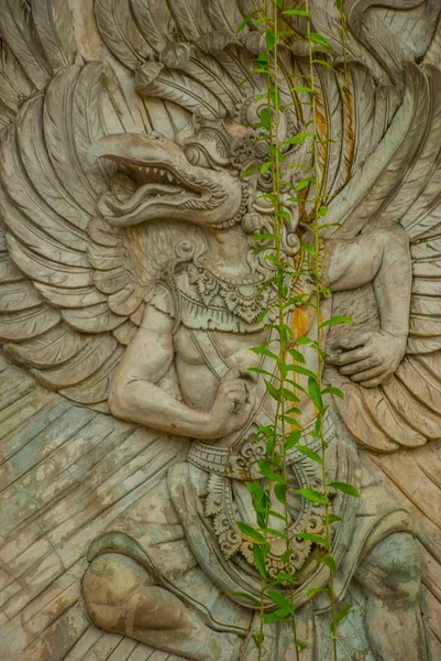 Parque Cultural Garuda Wisnu Kencana. Pared de roca sobre la que hay una imagen en relieve. ¡Bali! Países Bajos . —  Fotos de Stock