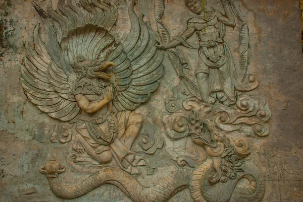 Parc culturel Garuda Wisnu Kencana. Mur de roche sur lequel il y a une image en relief. Bali. Indonésie . — Photo