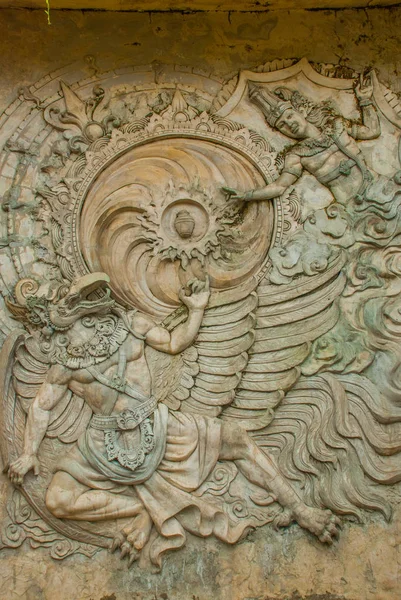 Garuda Maria Erna Kencana kulturális Park. Fal szikla, amin van egy relief kép. Bali. Indonézia. — Stock Fotó