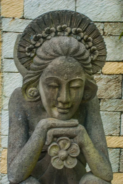 Beautiful Balinese sculpture of a woman. Garuda Wisnu Kencana Cultural Park. Bali. Indonesia. — Stock Photo, Image