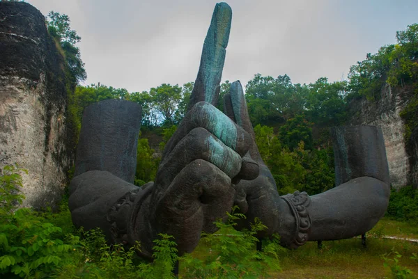 Parc culturel Garuda Wisnu Kencana. Grandes mains d'une statue de Vishnu. Bali. Indonésie . — Photo