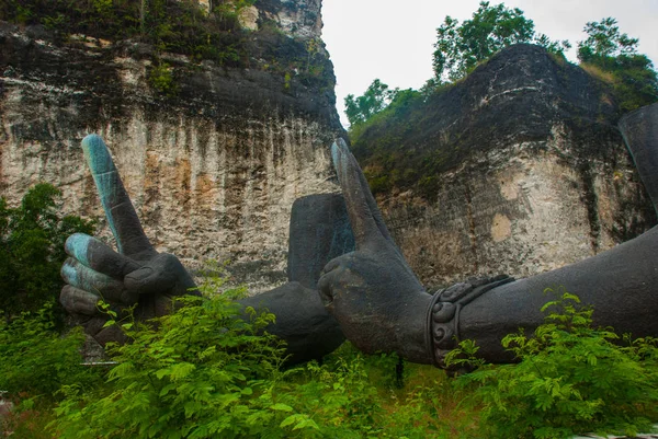 Parque Cultural Garuda Wisnu Kencana. Las manos enormes de la estatua de Vishnu. ¡Bali! Países Bajos . — Foto de Stock