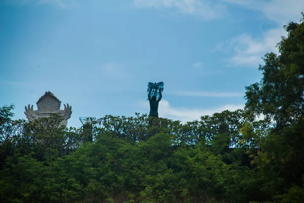 ガルーダ ウィスヌ クンチャナ カルチュラル パーク、鳥することができます人の像。バリ島。インドネシア — ストック写真