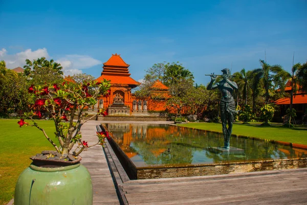 Beau bâtiment balinais avec fontaine et sculpteur jouant de la flûte. Tanjung Benoa. Nusa Dua, Bali — Photo