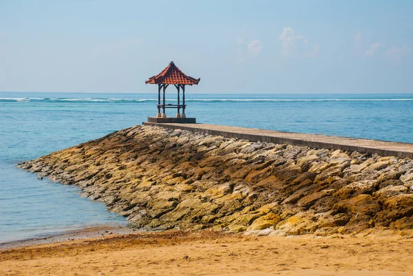 Bellissimo gazebo padiglione sulla spiaggia Benoa. Bali, Indonesia.Tanjung Benoa. Nusa Dua . — Foto Stock