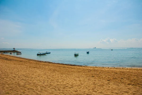 Bellissimo gazebo padiglione sulla spiaggia Benoa. Bali, Indonesia.Tanjung Benoa. Nusa Dua . — Foto Stock