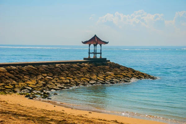 Kaunis huvimaja paviljonki rannalla Benoa. Bali, Indonesia.Tanjung Benoa. Nusa Dua . — kuvapankkivalokuva