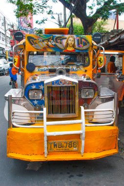 Manila, Filipinler Caddesi üzerinde park jeepney.