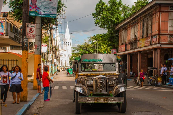 Jeepney з паркування на вулиці в Манілі, Філіппіни. — стокове фото