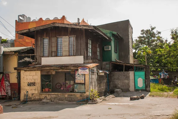 Mnoho stánků se nachází v regionu slumu v Manila, Filipíny. — Stock fotografie