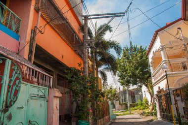 Manila Filipinler başkentinde evleriyle yerel sokak