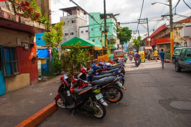 Birçok kulübeleri, gecekondu bölgesi Manila'da bulunan Philippines.Motorcycles Park.