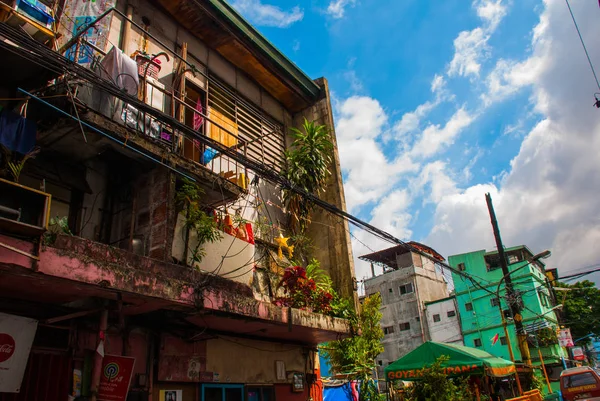 リネンのフィリピンのマニラを乾燥する洗濯物のローカル家 — ストック写真