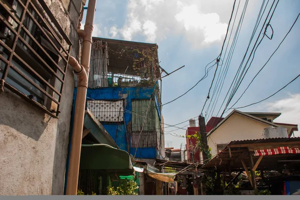 마닐라, 필리핀에 있는 빈민 굴 지역에 있는 많은 판자 집. — 스톡 사진