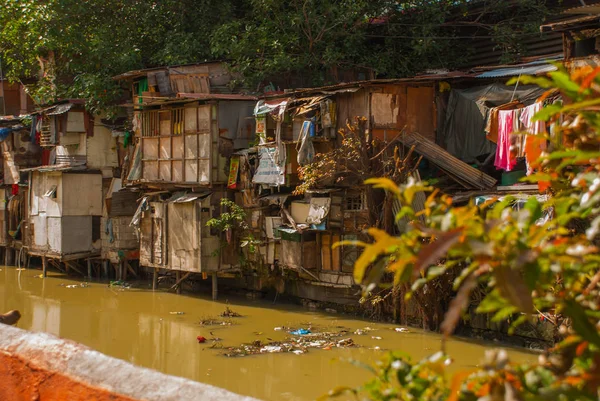 Muitas barracas localizadas na região de favela em Manila, Filipinas . — Fotografia de Stock