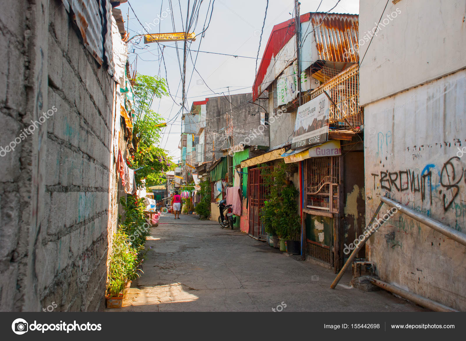 Local street with houses in the Philippines capital Manila — Stock