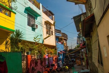 Manila Filipinler başkentinde evleriyle yerel sokak
