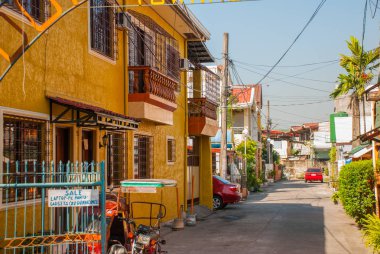Manila Filipinler başkentinde evleriyle yerel sokak
